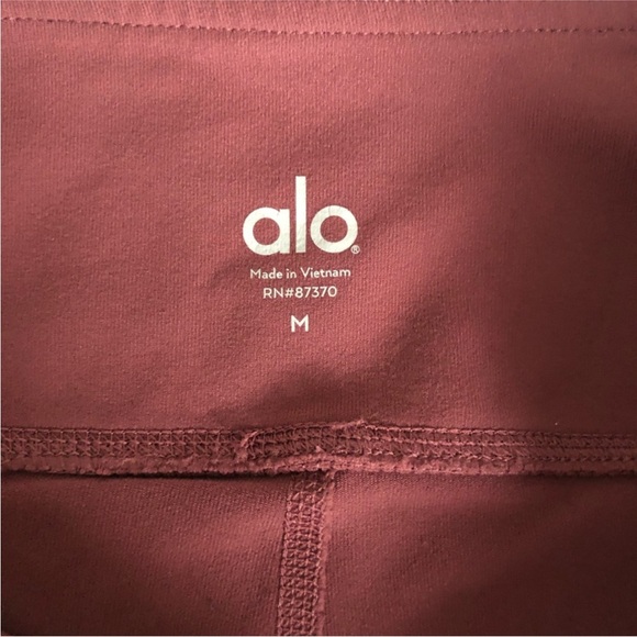 ALO YOGA Goddess Leggings in Mauve and Gray
Size Medium - Picture 5 of 5